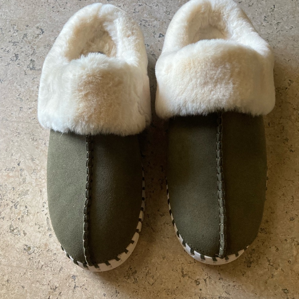 Cozy Olive Green Faux-Suede Slippers with Cream Fur Cuff